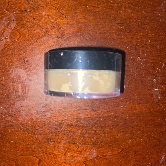 Kleancolor Banana Loose Powder - Brightening Setting Powder - Picture 2 of 2